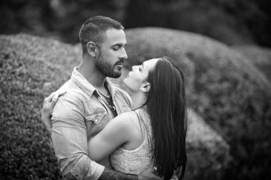 Genç ve hassas sevgili, seksi bayanın yumuşak tenine dokunmayı sever. Duygusal bir ilişki. Samimiyet, şehvetli bir kavram. Genç ve tahrik olmuş bir erkekle seksi girişimci kadın.
