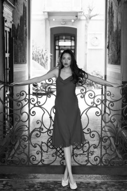 Şehrin arka planında poz veren genç bir kadın. Güzellik ve moda. Güneşli bir gün. Çekici bir yüz. Neşeli, mutlu, güzel bir genç kız. Güzel bir kızın portresi.