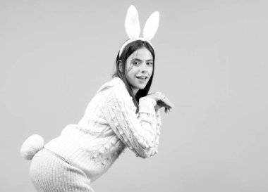 Paskalya tatilinde tavşan kulağı takan komik bir Paskalya kızı. Tavşan kostümlü güzel kadın.