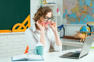 Okula dönelim. Dizüstü bilgisayarı olan bayan öğretmen. Çevrimiçi eğitim, bilgi ve öğrenme kavramı