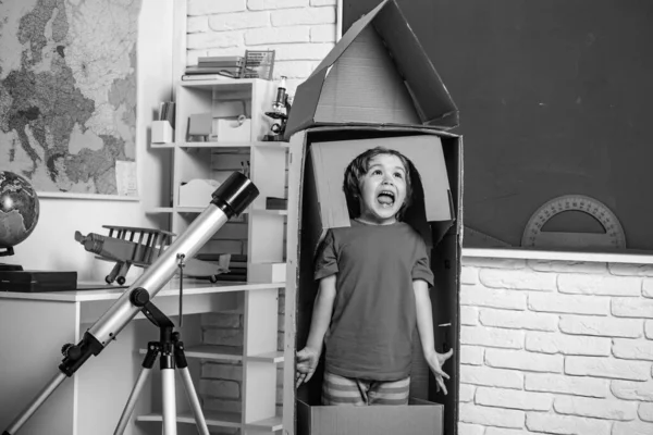 Niño Feliz Jugando Con Cohete Juguete Sueños Infancia Vuelo Nave —  Fotos de Stock