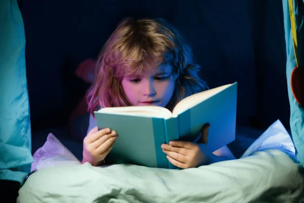 Ребенок Читает Книгу Закрыть Портрет Детей Читающих Сказку Мечтающий Ребенок — стоковое фото