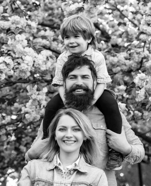 Dışarıdaki Mutlu Aile Portresi Anne Baba Oğul Kişilik Mutlu Bir — Stok fotoğraf