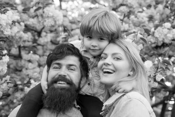 Familia Feliz Aire Libre Madre Padre Hijo Primavera Retrato Familia — Foto de Stock