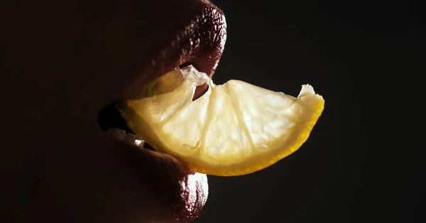 レモンと唇 ビタミンC 夏のリフレッシュコンセプト バナー — ストック写真