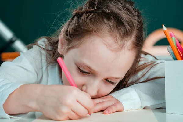 闭上你的脸小女孩在课堂上画画 第一次来学校 — 图库照片