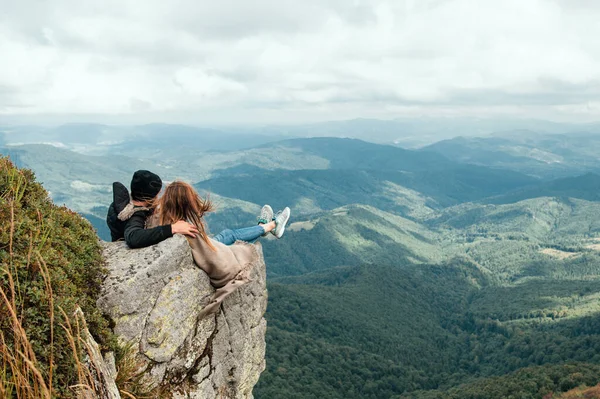 Yürüyüşçüler Kayalıklarda Kamp Yapar Tatil Kampında Romantik Aşıklar Panoramik Dağlar — Stok fotoğraf