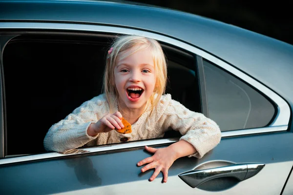 Heyecanlı Küçük Kız Caddedeki Arabaya Hayran Bakıyor Gülümseyen Arabasıyla Seyahat — Stok fotoğraf