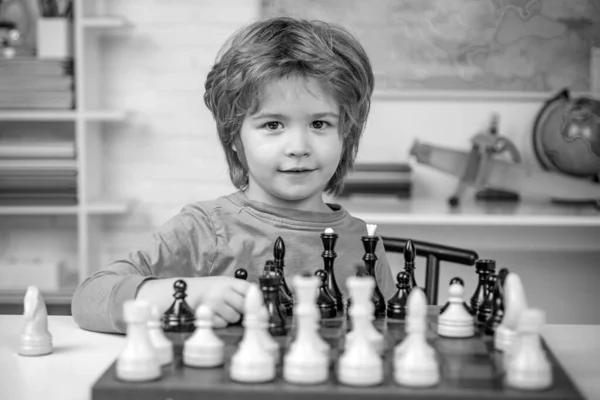 Estratégia Xadrez Miúdo Jogar Xadrez Criança Infância Inteligente Criança Concentrada — Fotografia de Stock