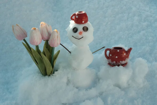 Sneeuwman Met Bloemen Voorjaar Winter Sneeuwman Met Koffiekop — Stockfoto