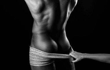 Erkeksi kalçalar. Genç seksi çıplak adamın tahrik edici moda portresi. Kaslı üstsüz adam. Çıplak gövdeli kaslı, seksi bir erkek.
