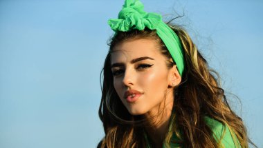 Pankart ya da web sitesi başlığı olarak güzel kadın yüzü olan bahar tasarımı, kopyalama alanı. Bahar doğal makyaj. Moda, dışarıda güzel bir kadın. Güzellik ve özen. Güneşli portre