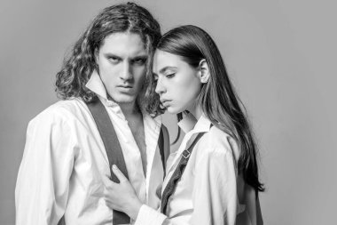 Genç bir çiftin hassas bir fotoğrafı. Tutku ve şehvetli dokunuş. Karı koca kucaklaşmaktan zevk alır. Aile portresi için poz ver. Gri arka planda birbirine aşık bir çift