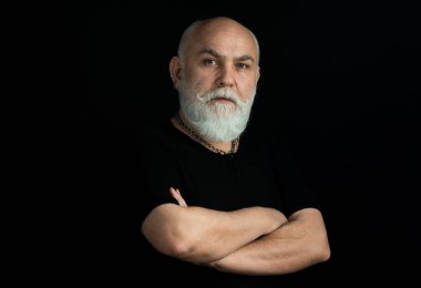 Ciddi bir son sınıf öğrencisi. Tatmin olmuş yetişkin bir adam siyah kameraya bakıyor.