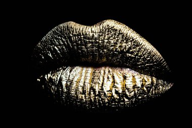 Kapalı altın dudaklar. Siyah arka planda izole edilmiş seksi altın dudak makyajı.