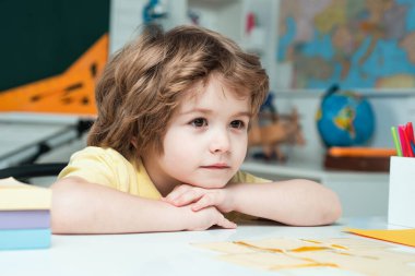 Çocuk bilimi eğitimi konsepti. Komik yüzlü sevimli bir öğrenci.