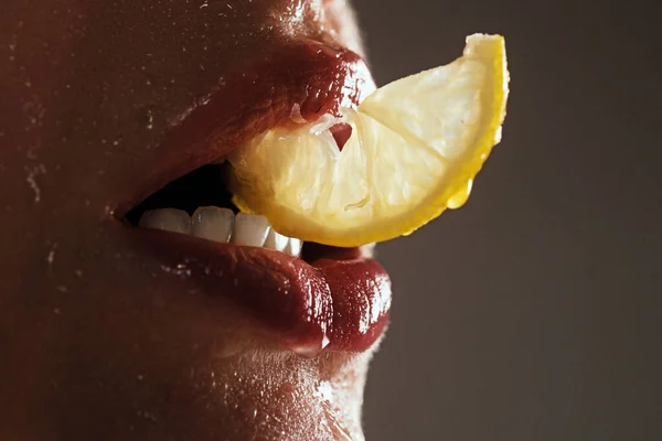 性感的水果 用柠檬捂住嘴唇维生素C夏季点心的概念 茶时间 女孩与一片柠檬 咀嚼黄色柑橘嘴的巨乳特写 — 图库照片