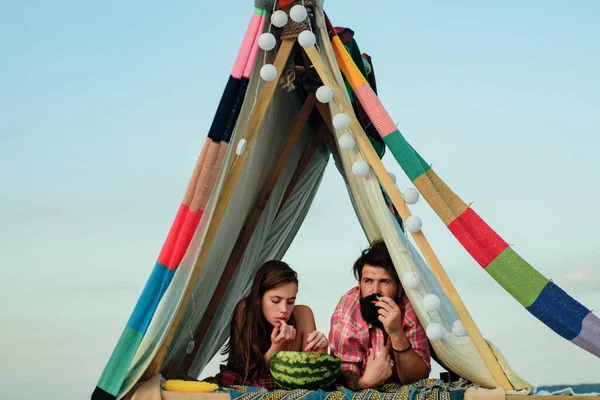 テントの中の家族 カップルの愛のキャンプで食べる 喫煙男とともに女性でピクニック屋外 — ストック写真