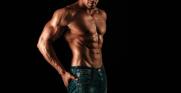 穿着斜纹棉布牛仔裤的裸男 裸男的躯干 性感的肌肉男人 裸露的肌肉适合模型 赤身裸体性感 — 图库照片