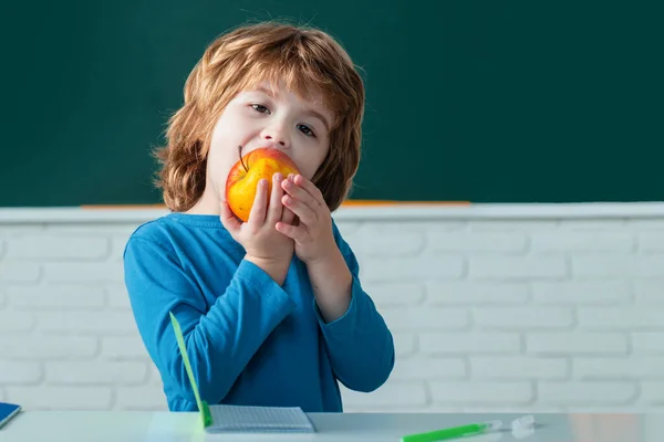 Általános Iskola Vicces Gyerekek Általános Iskolából Almát Esznek Iskoláskorú Vagy — Stock Fotó