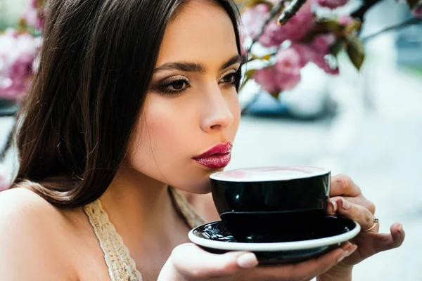 外でコーヒーを飲む女 朝のルーティン エスプレッソアメリカーノカプチーノラテ — ストック写真