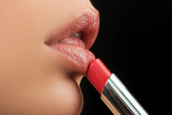 Lápiz Labial Cerca Aplicando Maquillaje Labios Mimos Concepto Corrección Labios — Foto de Stock