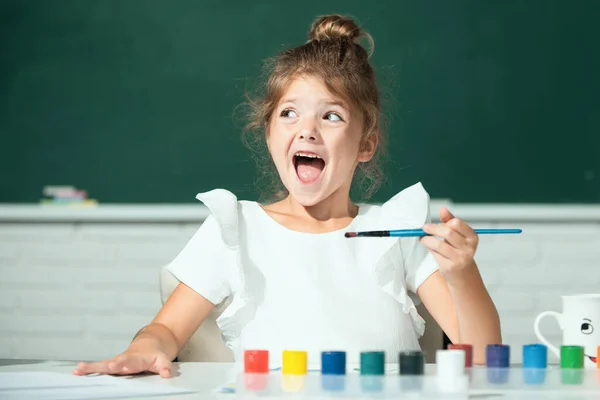 用彩笔画画的小女孩 可爱的小女孩在学校上艺术课和手艺课的同时快乐地微笑的画像 有趣的孩子情绪 — 图库照片