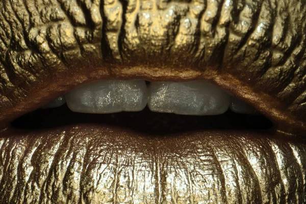 Kosmetyki Makijaż Makro Zamknąć Złote Usta Szminki Połysk Seksowne Zmysłowe — Zdjęcie stockowe