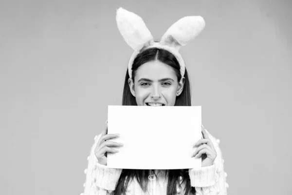 Portret Zabawnej Króliczki Wielkanocnej Trzymać Deskę — Zdjęcie stockowe