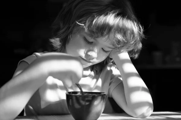 Ernährung Und Gesunde Essgewohnheiten Für Kinder Essen Hause Junge Isst — Stockfoto