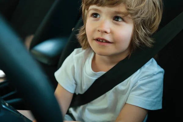 Condutor Infantil Menino Bonito Enquanto Dirige Carro Como Motorista Miúdo — Fotografia de Stock
