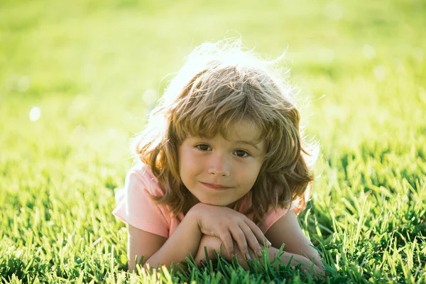 Kind Het Park Buiten Lente Kind Liggend Gras Zomer Jongen — Stockfoto