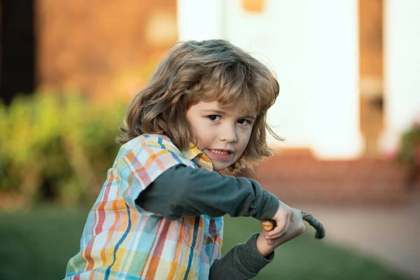 Negative Kindergefühle Aggressionen Bei Kindern Wütender Junge Mit Stock Anpassung — Stockfoto