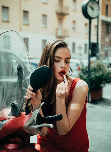 Jag Sminkar Mig Gatan Sexig Mode Flicka Med Röda Läppar — Stockfoto