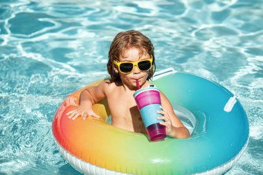 Yaz çocuğu Aquapark 'ta rahatla. Yaz tatili