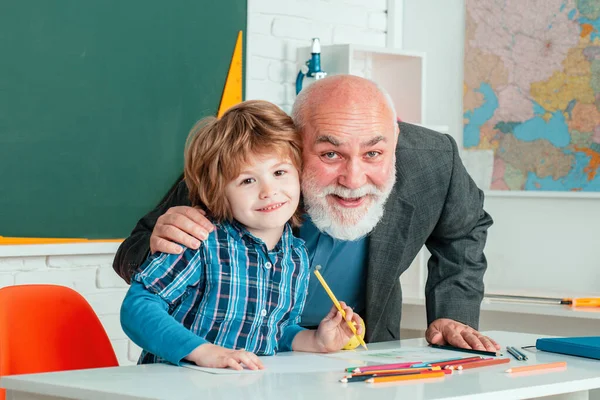 Scuola Elementare Allievo Intelligente Scolaro Con Insegnante Senior Nonno Figlio — Foto Stock