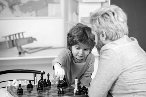 Soustředěný Chlapeček Otec Syn Sedí Stolu Hrají Šachy Učitel Pomáhá — Stock fotografie