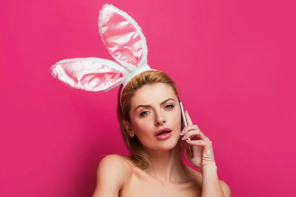 Wielkanocna Kobieta Króliczymi Uszami Rozmawiająca Przez Telefon Odizolowana Różowo — Zdjęcie stockowe