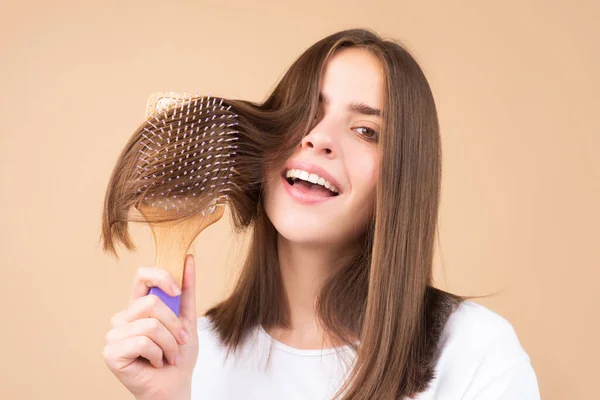 Jeune Femme Peignage Cheveux Sains Brillants Isolé Studio — Photo