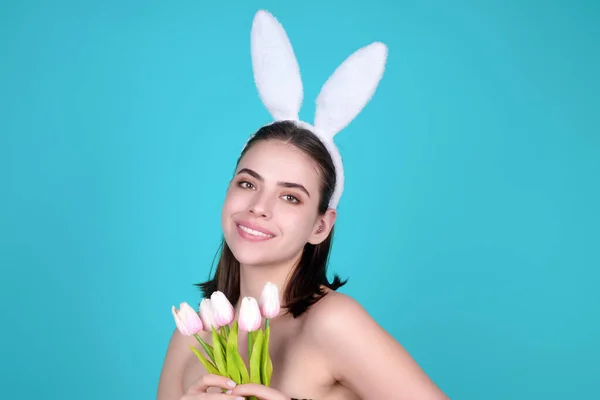 Zajączek Wielkanocny Dziewczyna Nosić Wielkanocne Puszyste Uszy Królika Trzymać Pisanki — Zdjęcie stockowe