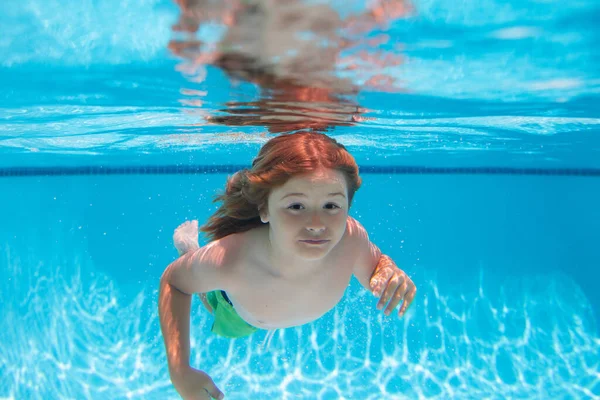 Podwodny Chłopak Basenie Słodki Chłopiec Pływający Pod Wodą Koncepcja Wakacji — Zdjęcie stockowe