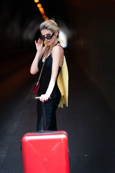 Traveller Fashion Tourist Traveler Tourist Woman Fashion Clothes Suitcase Traveler — Foto de Stock