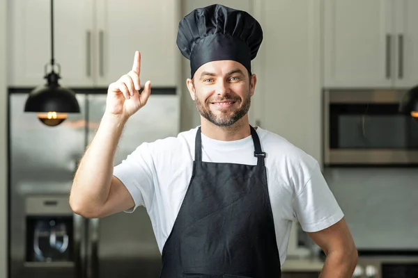 음식을 요리사 모자를 주방에 사람의 초상화 앞치마입고 요리사 모자쓰고 광고를 — 스톡 사진