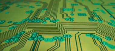Elektronik devre kartı teknolojisi geçmişi. Elektronik plaka kalıbı. Devre kartı, elektrik şeması. Teknoloji geçmişi. Mikroçipleri ve kapasitörleri alınmış elektronik mikro devre.