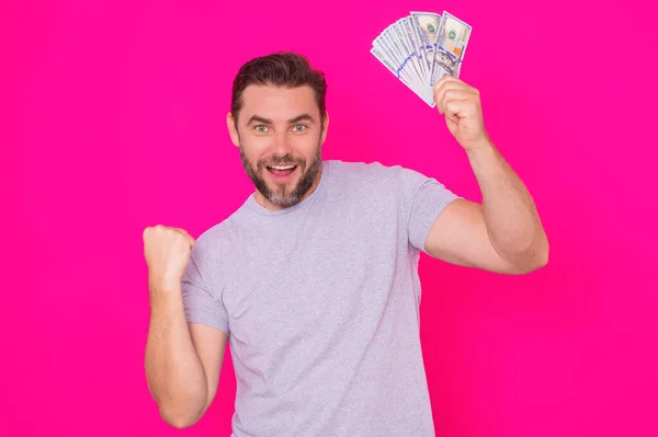 Çekici Bir Adamı Para Sayıyor 100 Dolarlık Banknotlar Tutan Yakışıklı — Stok fotoğraf