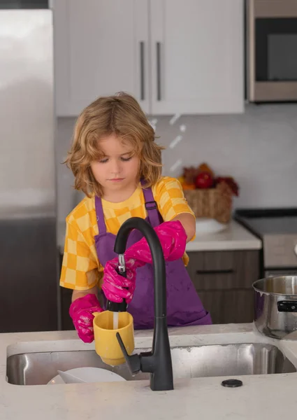 Hauswirtschaft Hausarbeit Kind Spült Das Geschirr Der Spüle Waschmittel Und — Stockfoto