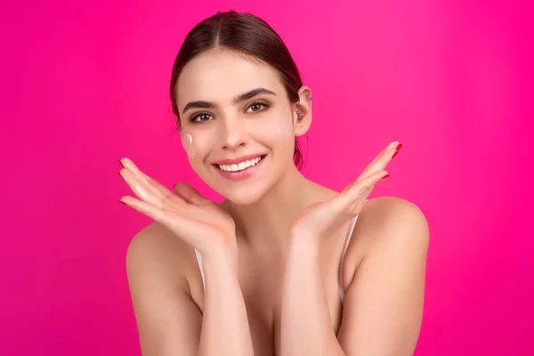 Beautiful Model Applying Cosmetic Cream Treatment Face Facial Treatment Beauty — ストック写真