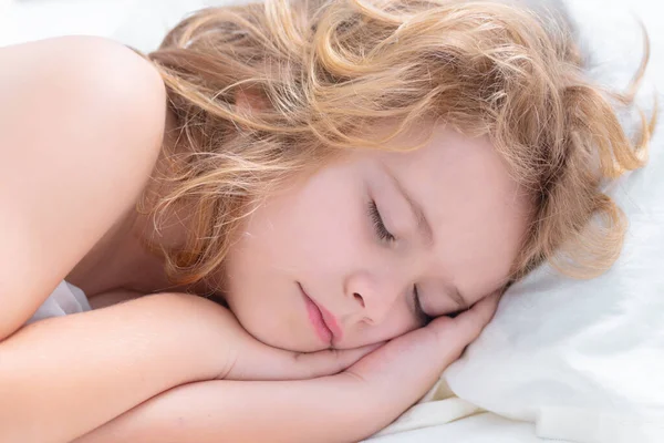 小さな男の子が眠る 子供はベッドで寝ている 毛布の下で寝るかわいい子供 枕の上に寝そべってる 眠っている子供の休息 健康的な睡眠や昼寝をお楽しみください — ストック写真