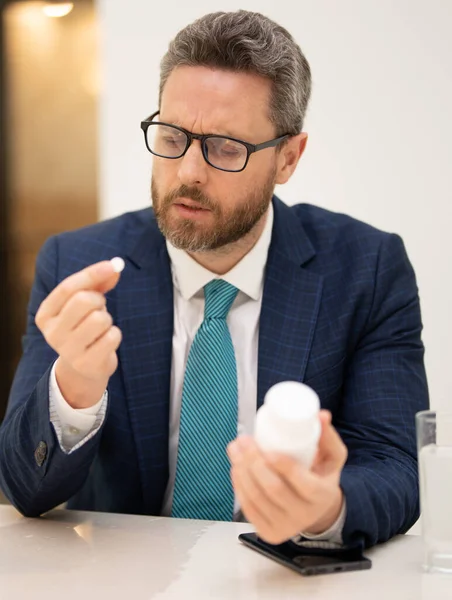 Mężczyzna Bierze Tabletki Przeciwbólowe Migreny Głowy Przepracowany Człowiek Odczuwający Migrenę — Zdjęcie stockowe