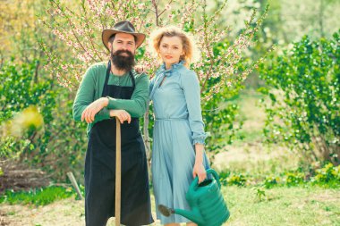 Bir çiftçi ve karısı tarlalarında dikiliyorlar. Tarlalarda mahsul ekme. Çiftçiler bahar doğasını severler ve bitkileriyle ilgilenirler.